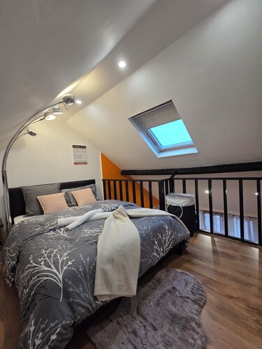 Five-bedroom house with garden