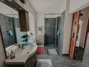 Dusche, Handtücher, Toilettenpapier