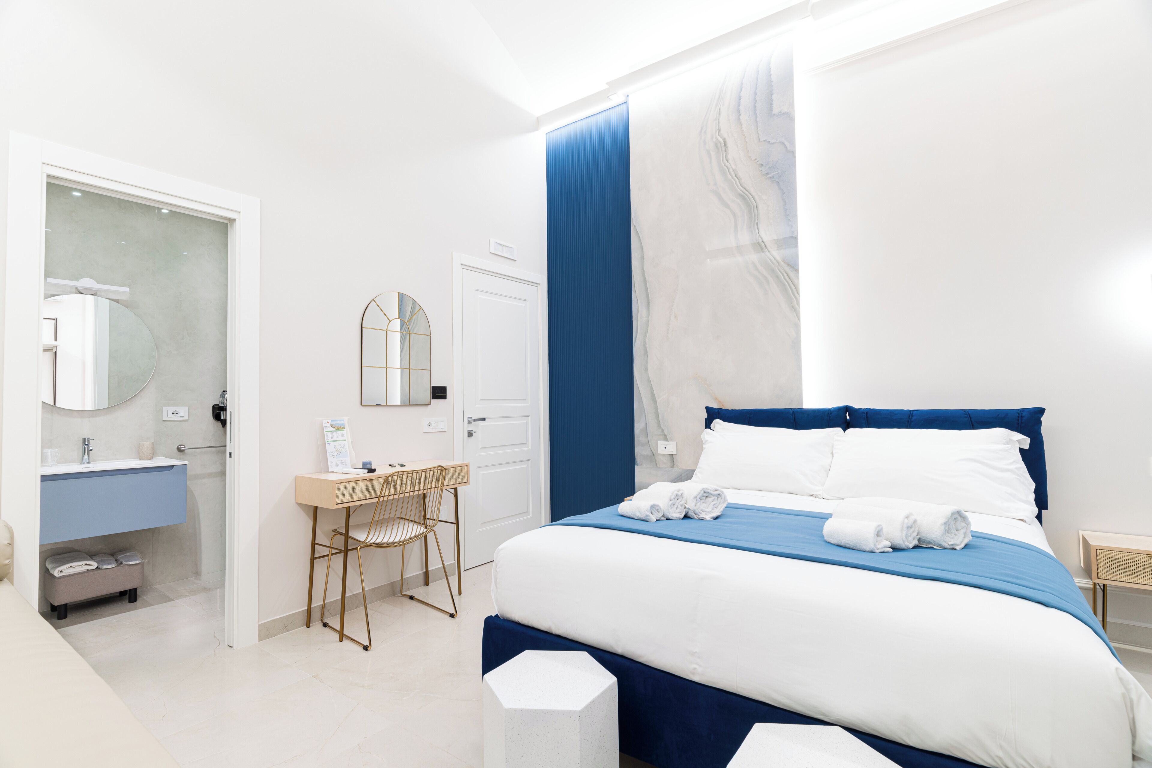 客房内保险箱、办公桌、笔记本电脑工作区、免费 WiFi