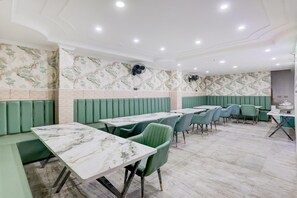 House | Living room - Deluxe Mohali Hotel HM Crystal (Mohali)