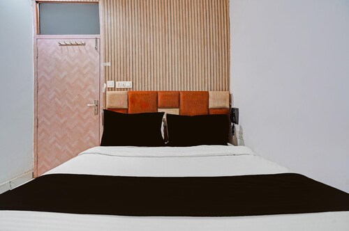 Deluxe Hotel Hm Crystal