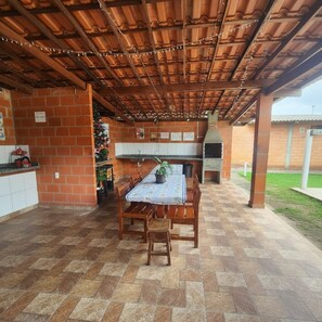 Outdoor dining - Your Retreat in Ubatuba: Swimming Pool, Comfort, and a Great Location. (Ubatuba)