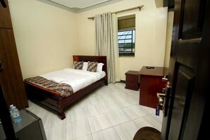 Economy Room | Desk, laptop workspace, free WiFi