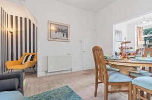 Dining - Cosy 3-Bedroom Home with Garden near Hull Fair & MKM Stadium (Kingston upon Hull)