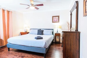 3 Schlafzimmer, Schreibtisch, Bügeleisen/Bügelbrett, Reisekinderbett