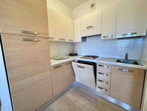 Fridge, stovetop, dishwasher, cookware/dishes/utensils - Cozy flat 370m from the beach (Porto Santa Margherita)