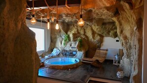 Et spaområde med jacuzzi, træsæder og hængende lamper.