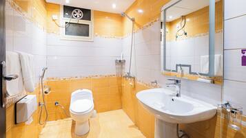 Bañera con ducha, secador de pelo, pantuflas, jabón