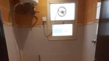 Apartamento, 1 quarto | Banheiro | Chuveiro/banheira combinados, secador de cabelo (mediante solicitação)