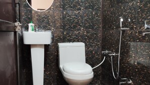 Ein Badezimmer mit Toilette, Waschbecken und Dusche.