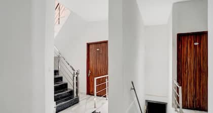 Saver Double Hotel O Isbt Holiday Spot
