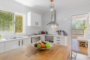 Microwave, oven, dishwasher, coffee/tea maker - Villa Casa Guanche By home villas 360 (Alcudia)