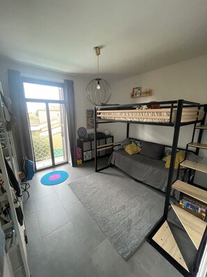 A bunk bed room with a desk, chair, and a small window. - Upper villa (1st floor) with swimming pool (Six-Fours-les-Plages)