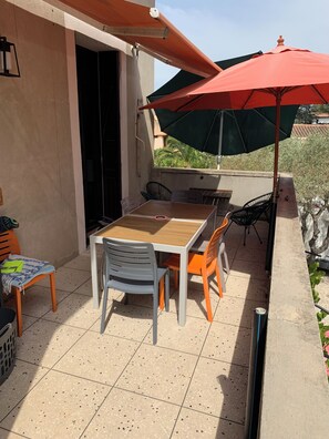 Outdoor dining - Vrbo Property (Six-Fours-les-Plages)