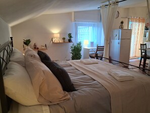 1 dormitorio, escritorio, tabla de planchar con plancha y wifi gratis