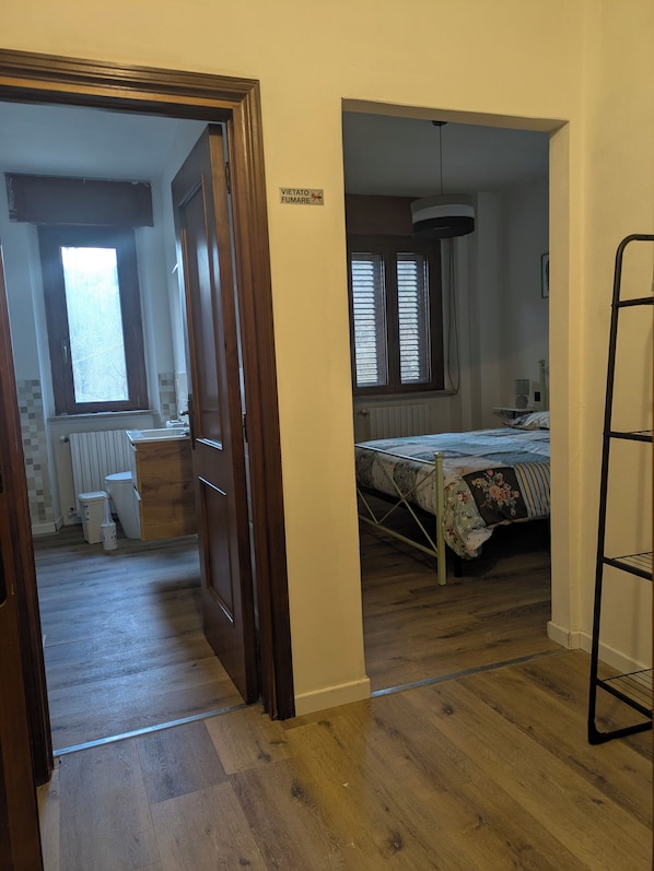 Habitación Confort con 1 cama matrimonial o 2 individuales, vista a la colina | Wifi gratis