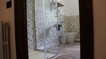 Comfort-Doppel- oder -Zweibettzimmer, Hügelblick | Badezimmer | Dusche, kostenlose Toilettenartikel, Haartrockner, Handtücher