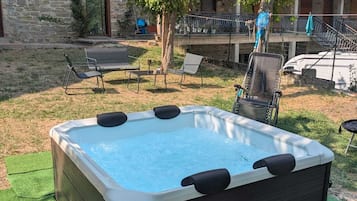 Bañera de hidromasaje al aire libre
