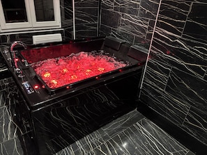 Interior - The Golden Room - Suite with Jacuzzi (Le Malesherbois)