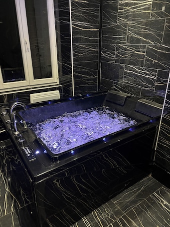Interior. The Golden Room - Suite with Jacuzzi