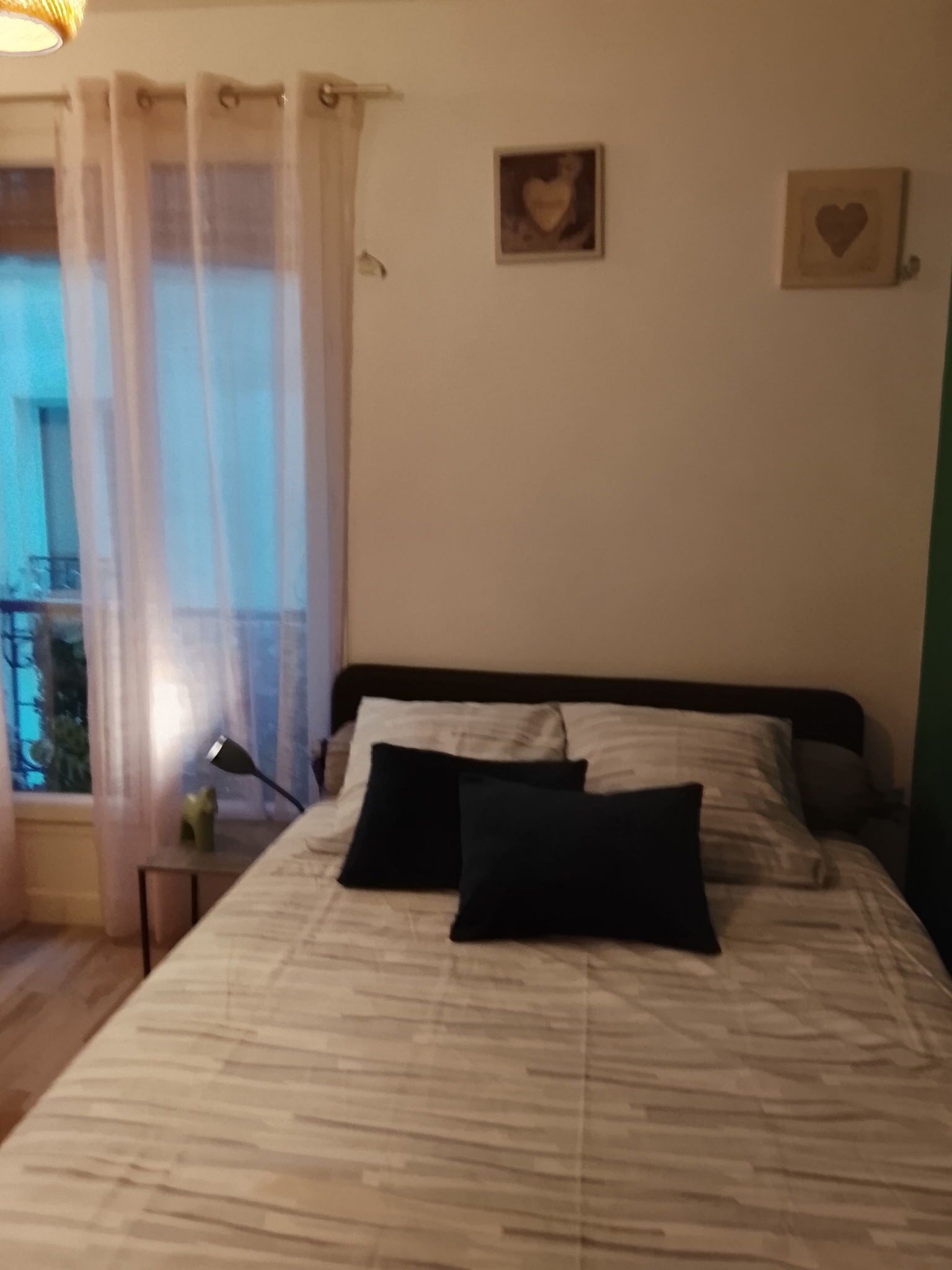 1 slaapkamer, een strijkplank/strijkijzer, internet, beddengoed