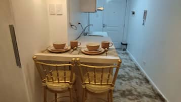 Deluxe Studio, 1 Queen Bed, Balcony, City View | In-room dining