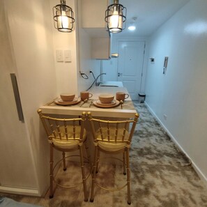 Estudio Deluxe, 1 cama de matrimonio, balcón, vistas a la ciudad | Servicio de comidas en la habitación