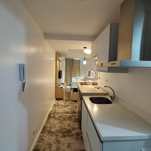 Deluxe-Studio, 1 Queen-Bett, Balkon, Stadtblick | Eigene Kochnische