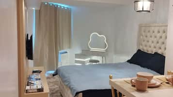 Deluxe-Studio, 1 Queen-Bett, Balkon, Stadtblick | Wohnbereich