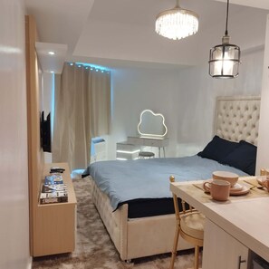 Deluxe-Studio, 1 Queen-Bett, Balkon, Stadtblick | Wohnbereich