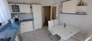 Private kitchen - Cozy vacation apartment on the outskirts of Wismar with terrace, car/bicycle parking space (Wismar)