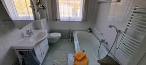 Hair dryer, towels, soap, toilet paper - Cozy vacation apartment on the outskirts of Wismar with terrace, car/bicycle parking space (Wismar)