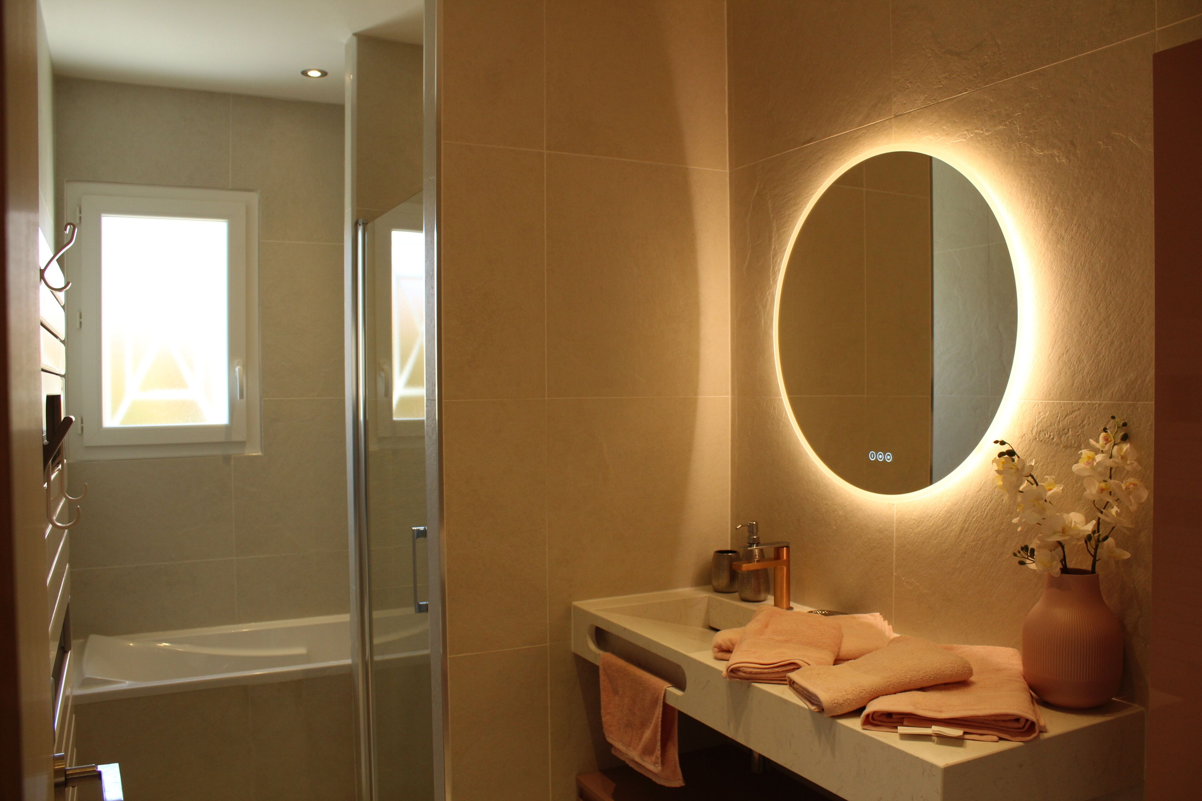 Douche, séchoir à cheveux, serviettes fournies, savon