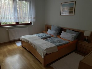 3 bedrooms, iron/ironing board, Internet, bed sheets - Apartment "Hedwig" in Bad Saarow 5 min to the Scharmützelsee, beach, forest, spa gardens (Bad Saarow)