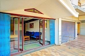 House | Reception - Classic With Balcony Hotel Raj (Madikeri)