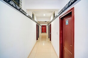 Interior - Classic With Balcony Hotel Raj (Madikeri)