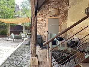 Outdoor dining - Vrbo Property (Givry)
