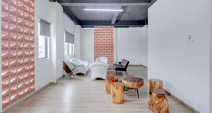Stylish Deluxe Stay With Free Wifi and Parking