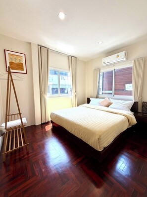 5 bedrooms, WiFi, bed sheets - Roomy Entire 5-bedroom Home•Sleeps 10•Pool•2 min BTS•Rooftop•Free Pickup•Garden (Bangkok)