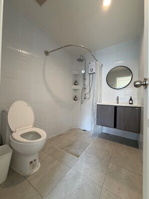 Hair dryer, towels, soap, toilet paper - Roomy Entire 5-bedroom Home•Sleeps 10•Pool•2 min BTS•Rooftop•Free Pickup•Garden (Bangkok)