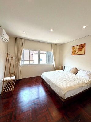 5 bedrooms, WiFi, bed sheets - Roomy Entire 5-bedroom Home•Sleeps 10•Pool•2 min BTS•Rooftop•Free Pickup•Garden (Bangkok)