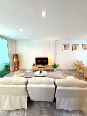 Interior - Roomy Entire 5-bedroom Home•Sleeps 10•Pool•2 min BTS•Rooftop•Free Pickup•Garden (Bangkok)