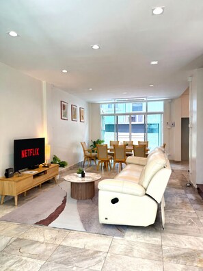 Interior - Roomy Entire 5-bedroom Home•Sleeps 10•Pool•2 min BTS•Rooftop•Free Pickup•Garden (Bangkok)