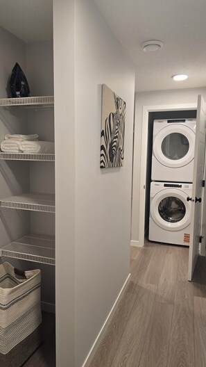 Interior - Charming 2-bedroom basement suite in Calgary perfect for your getaway. (Calgary)