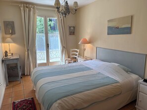 Iron/ironing board, WiFi, bed sheets - Aix en Provence, near, beautiful country house 200 m2 with independent studio and swimming pool (VENTABREN)