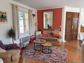 Living area - Aix en Provence, near, beautiful country house 200 m2 with independent studio and swimming pool (VENTABREN)
