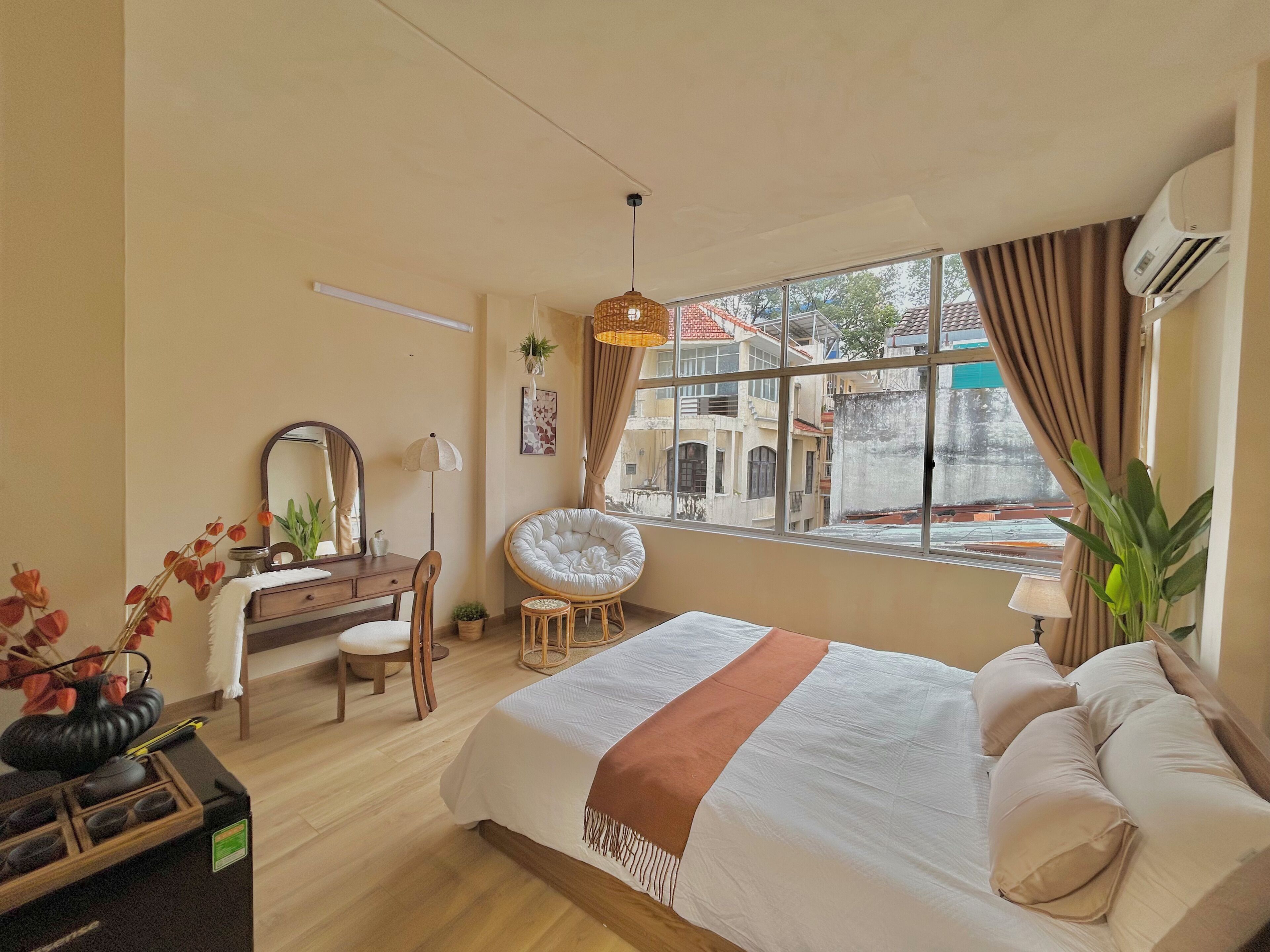 Estudio Deluxe, vista a la ciudad | Escritorio, espacio para trabajar con laptop y cortinas blackout 