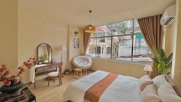 Estudio Deluxe, vista a la ciudad | Escritorio, espacio para trabajar con laptop y cortinas blackout