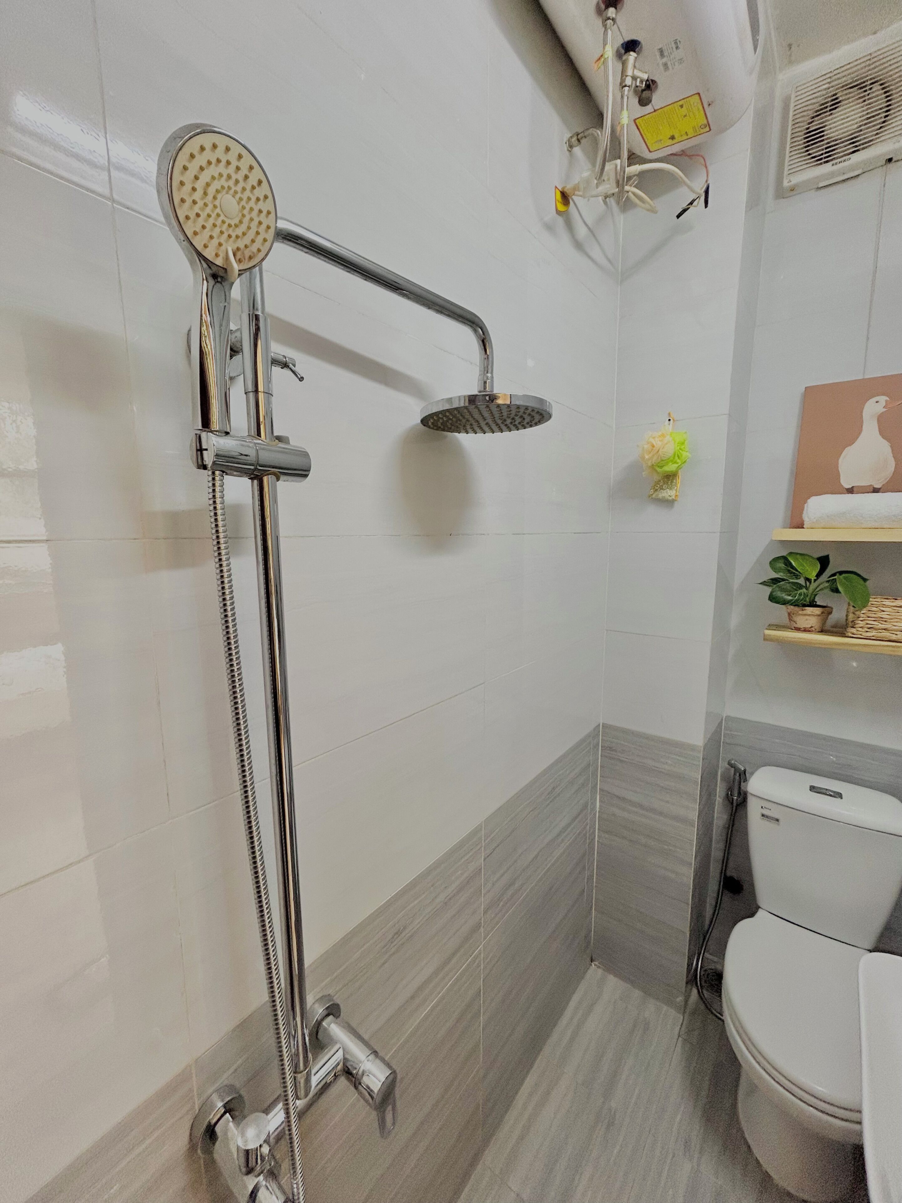 Deluxe Studio, City View | Bathroom | Free toiletries, hair dryer, slippers, towels