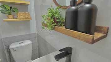 Estudio Deluxe, vista a la ciudad | Baño | Amenidades de baño gratuitas, secadora de cabello, pantuflas, toallas